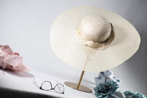 Pale_yellow_big_brimmed_Ascot_hat