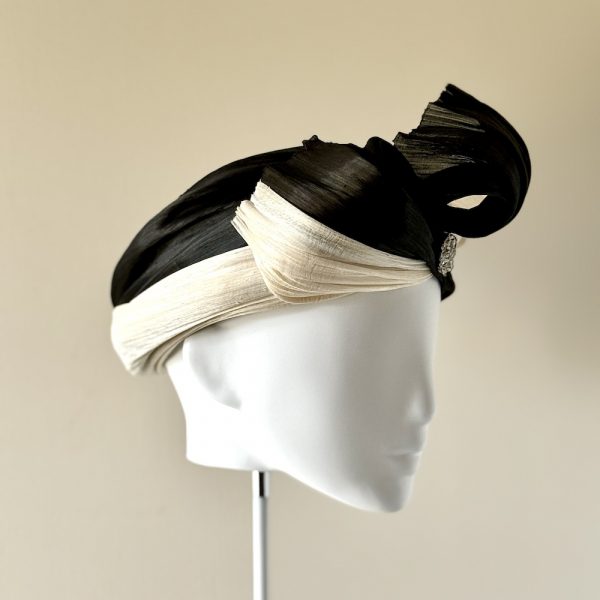 Tiffany – a turban in ivory and black silk abaca finished with a semi-bow right