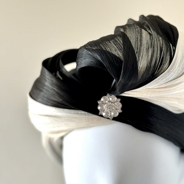 Tiffany – a turban in ivory and black silk abaca finished with a semi-bow, detail